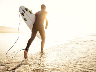 Surfer mit Neoprenanzug