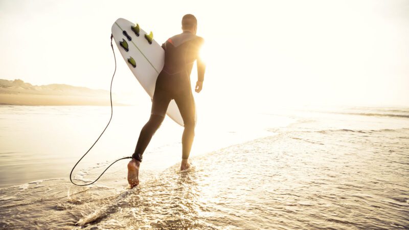 Surfer mit Neoprenanzug