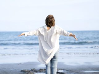 eine Frau am Strand