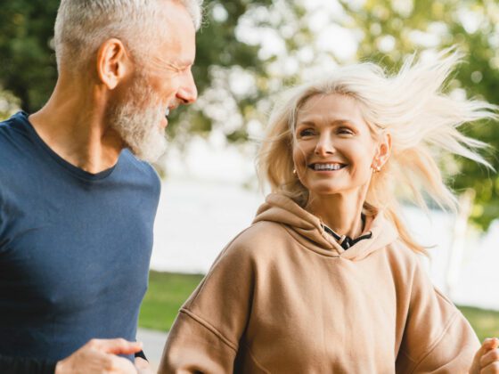 ein paar mittleren alters beim joggen