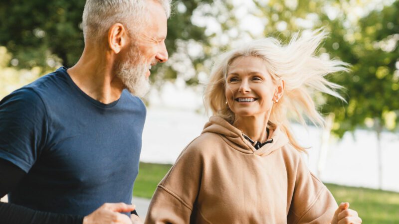 ein paar mittleren alters beim joggen